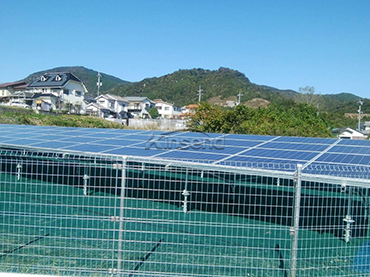 Soporte solar para cercas de malla de alambre, Japón